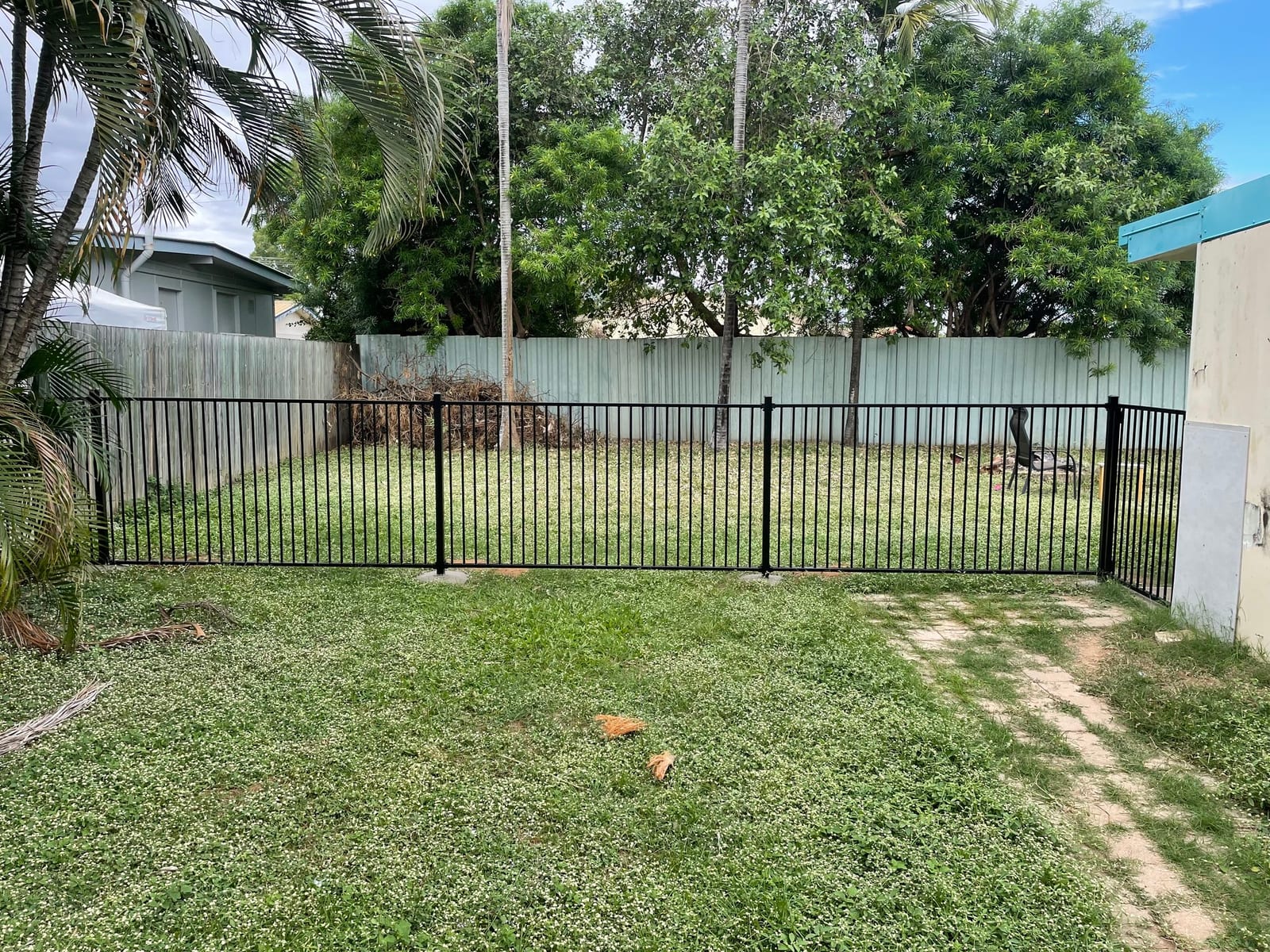 Pool safety fence around a Townsville backyard